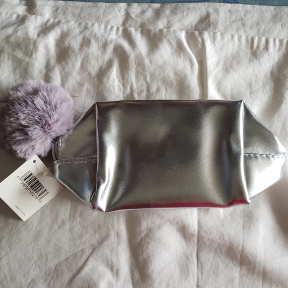 NWT - Nordstrom Beauty makeup bag with fur pull - Picture 1 of 3
